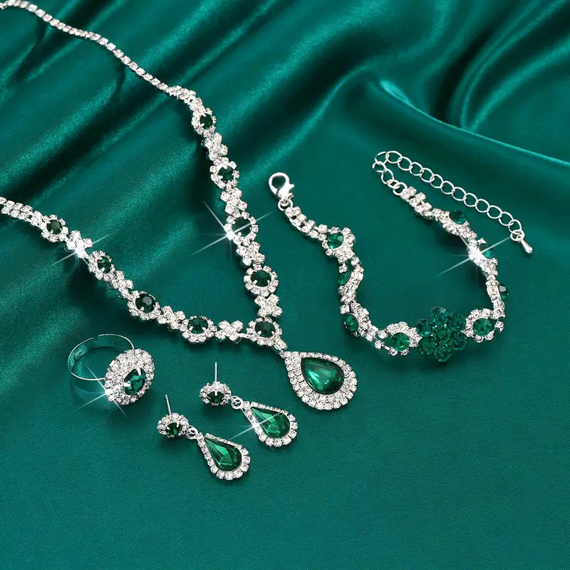 Elegante witgouden sieradenset met verfijnde details
