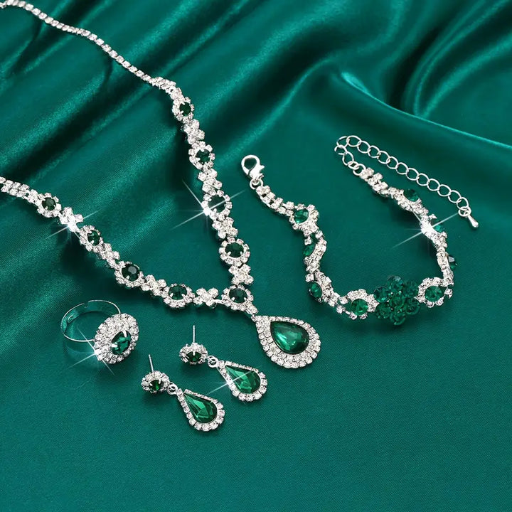 Elegante witgouden sieradenset met verfijnde details