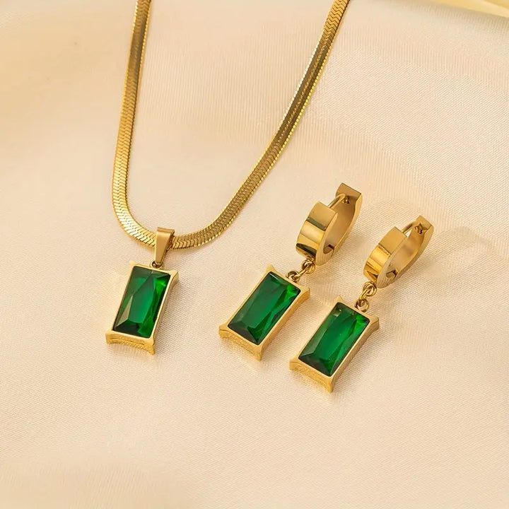 Elegante gouden ketting met maan en zirkonia