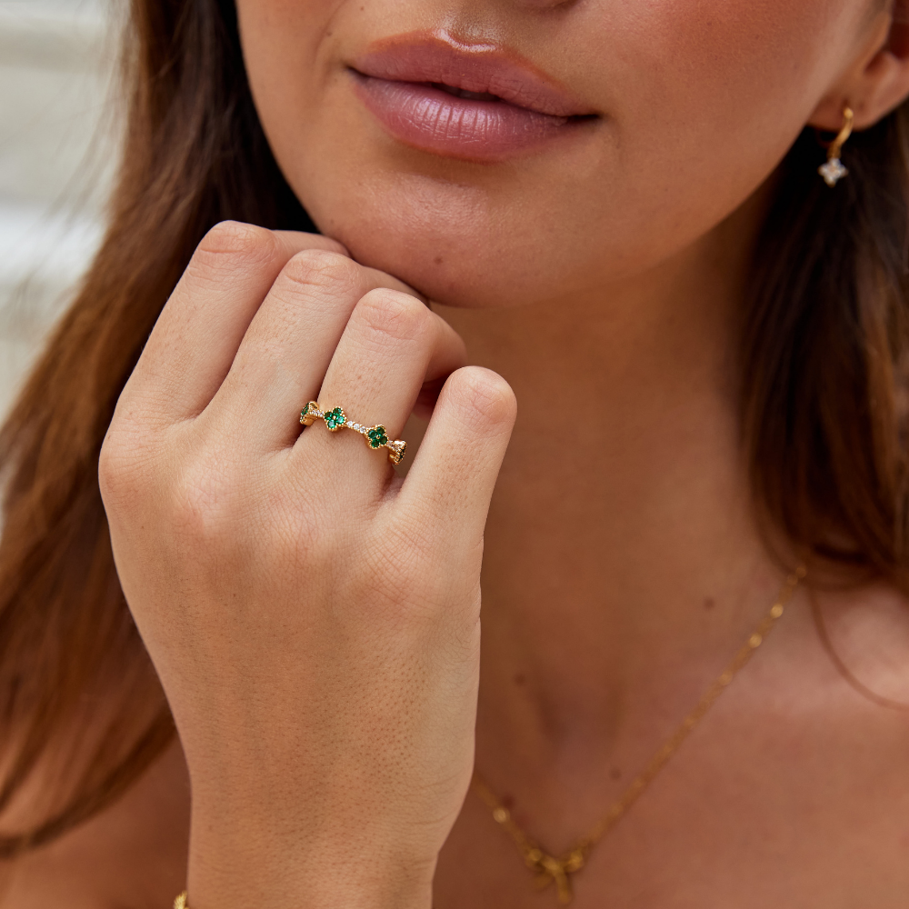 Verfijnde kristallen ring met klavertje vier in zilver