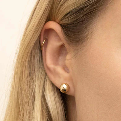 Elegante witte gouden oorbellen met subtiele balvorm