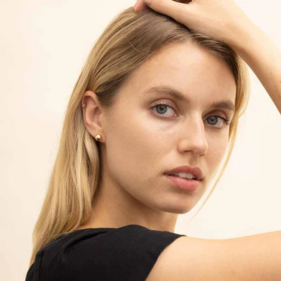 Elegante witte gouden oorbellen met subtiele balvorm