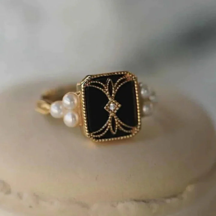 Elegante gouden ring met antieke zwarte parel