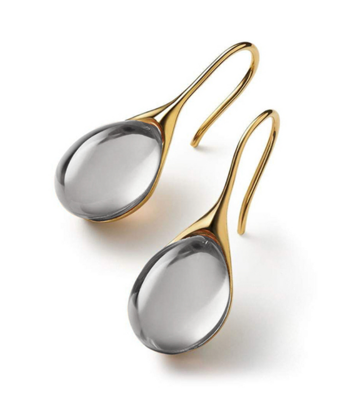 Elegante oorbellen van goud met sprankelende kristallen