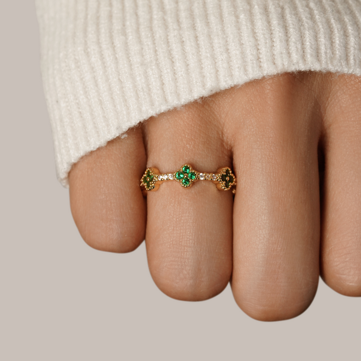 Klavertje vier ring van zilver met sprankelende kristallen