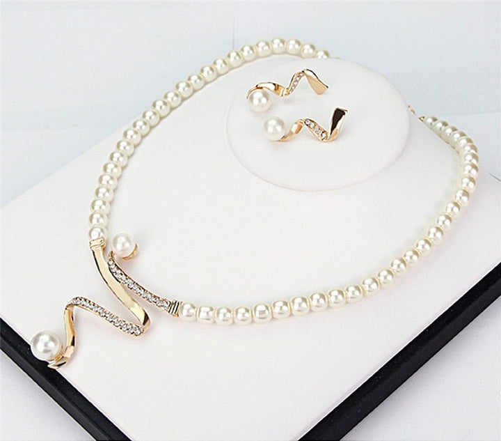 Eenvoudige gouden halsketting met delicate oorbellen set