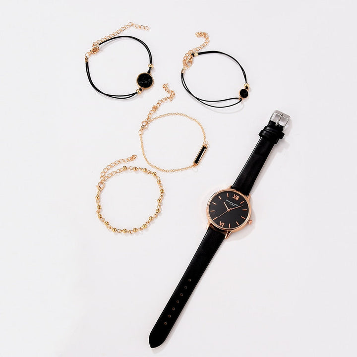 Elegante zilveren horloge met verfijnde schakelstructuur