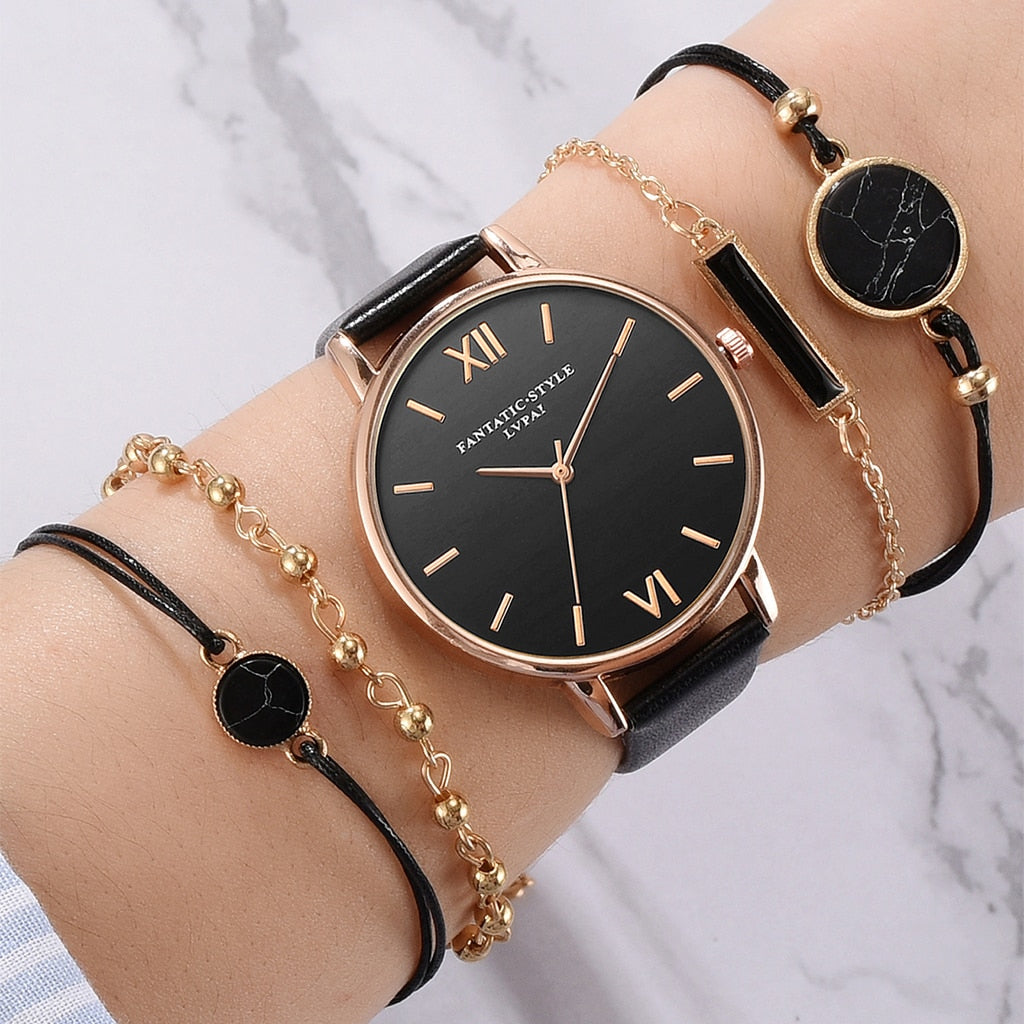 Elegante zilveren horloge met verfijnde schakelstructuur