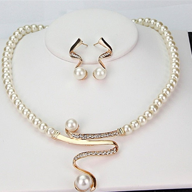 Eenvoudige gouden halsketting met delicate oorbellen set