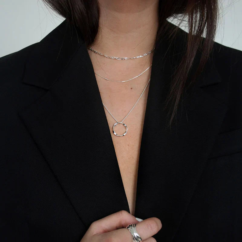 Elegante open cirkel ketting van wit goud