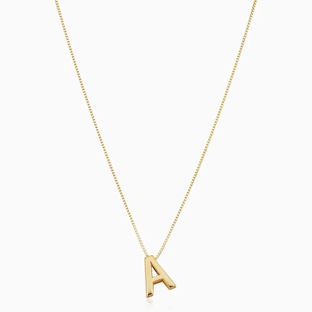 Verfijnde witgouden ketting met initiaal hanger.