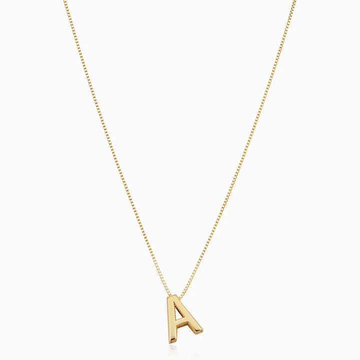 Verfijnde witgouden ketting met initiaal hanger.