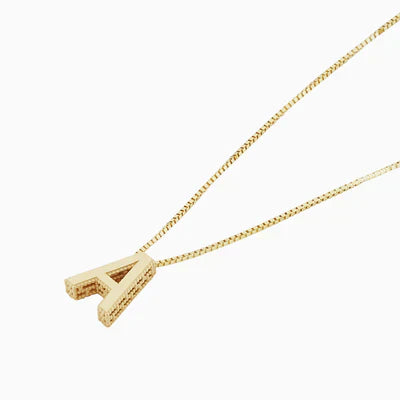 Verfijnde witgouden ketting met initiaal hanger.