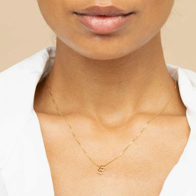 Verfijnde witgouden ketting met initiaal hanger.