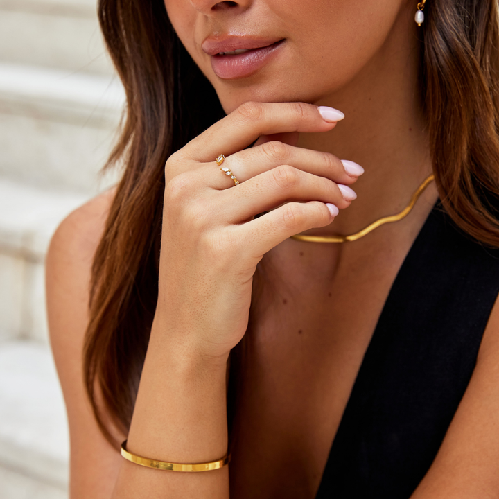 Zachte glans gouden ring met kristal
