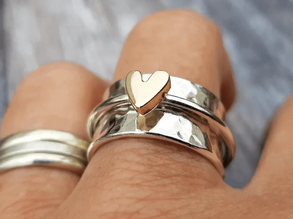 Zilveren ring met gouden hartje