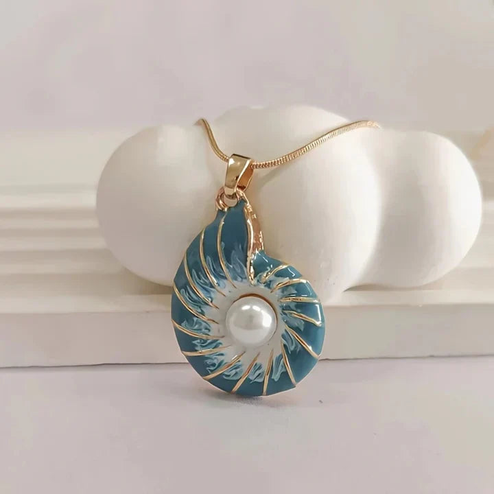 Zachtblauwe parelketting met schelpelementen