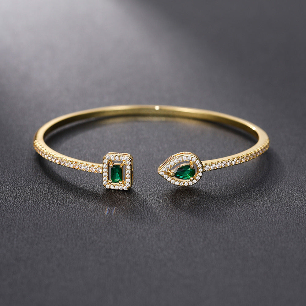Elegante gouden armband met verfijnde details