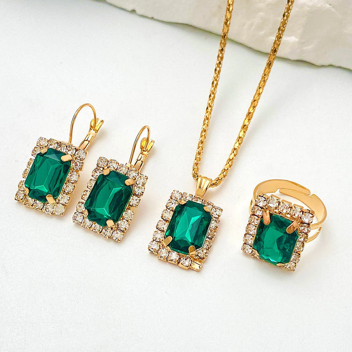 Elegante witgouden ketting met subtiele groene zirkonia