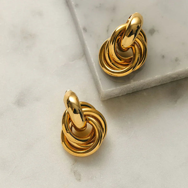 Elegante oorbellen van wit goud met verfijnde schakels