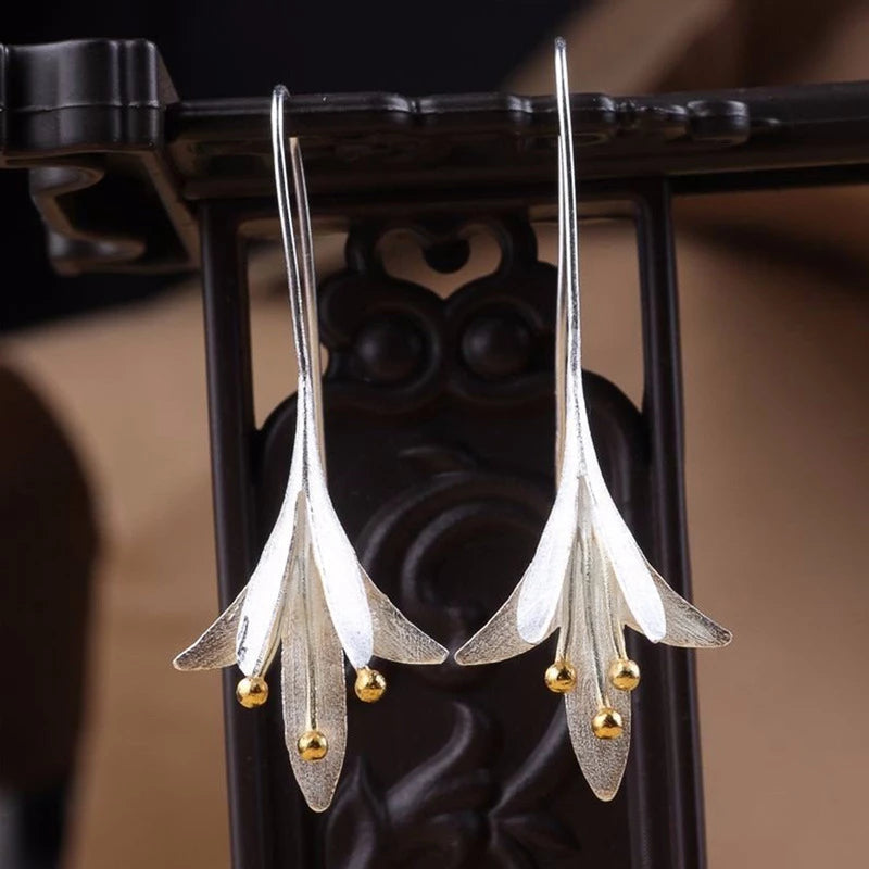 Zachte bloesem oorbellen van zilver met delicate details