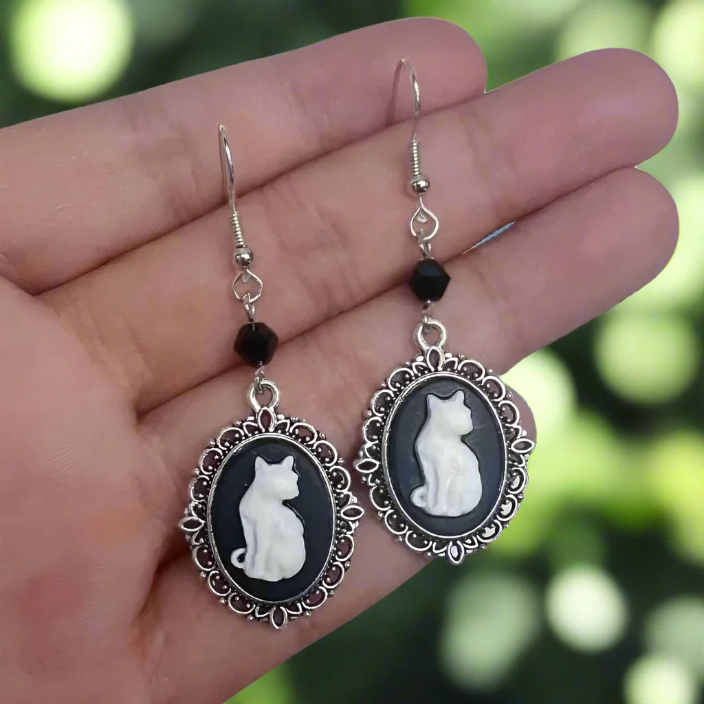 Vintage Witte Kat Oorbellen – Zilveren Frame Sieraden voor Vrouwen