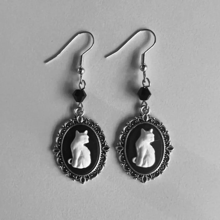 Vintage Witte Kat Oorbellen – Zilveren Frame Sieraden voor Vrouwen