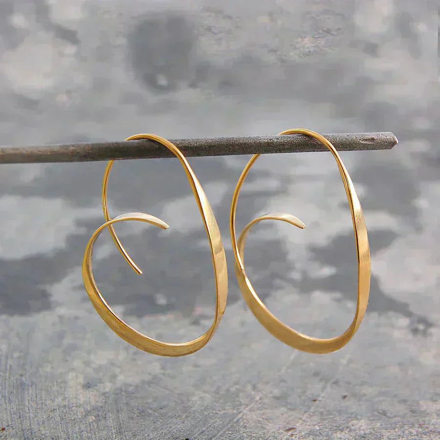 Elegante gouden oorbellen met een verfijnde spiraalvorm