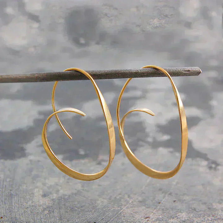 Elegante gouden oorbellen met een verfijnde spiraalvorm