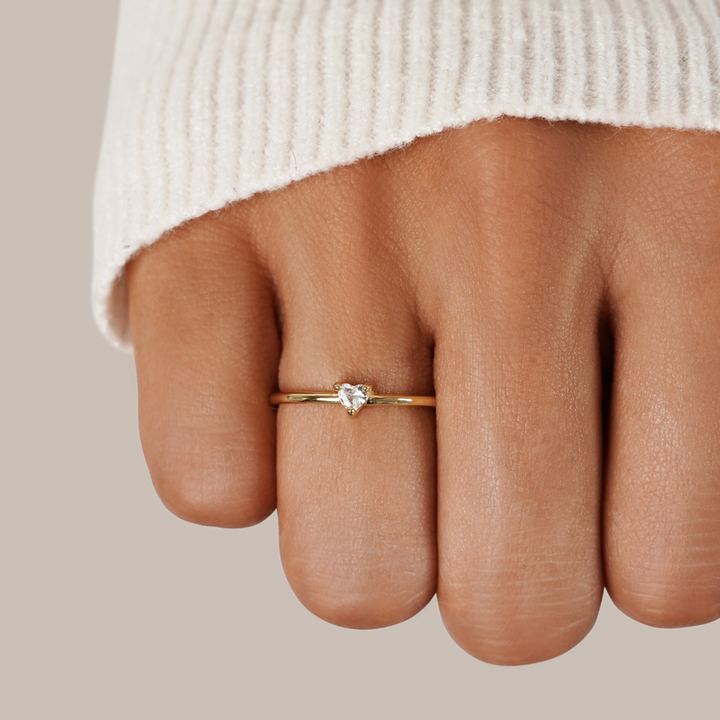 Verfijnde kristallen ring met hartje in zilver