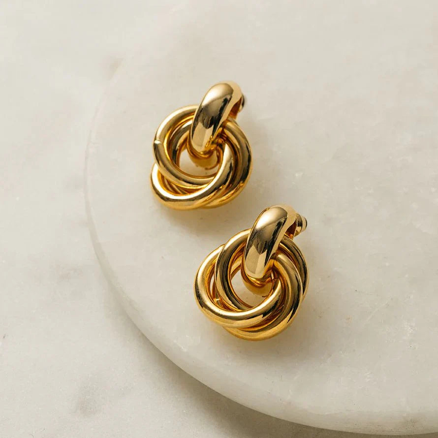 Elegante oorbellen van wit goud met verfijnde schakels