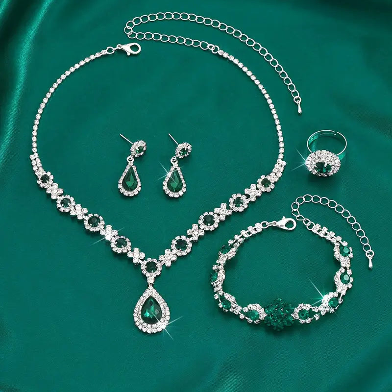 Elegante witgouden sieradenset met verfijnde details