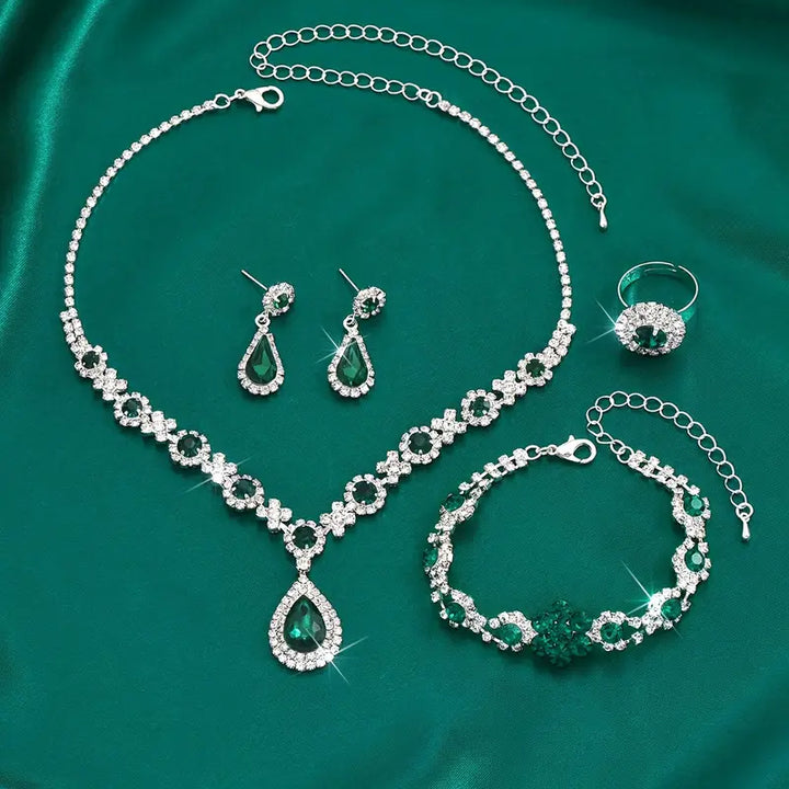 Elegante witgouden sieradenset met verfijnde details