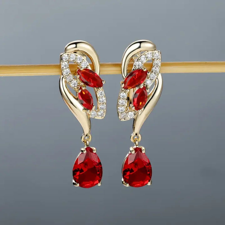 Elegante gouden oorbellen met subtiele zirkonia details