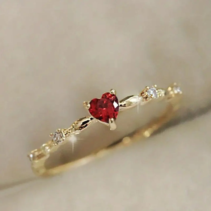 Verfijnde gouden ring met een subtiele hartvorm