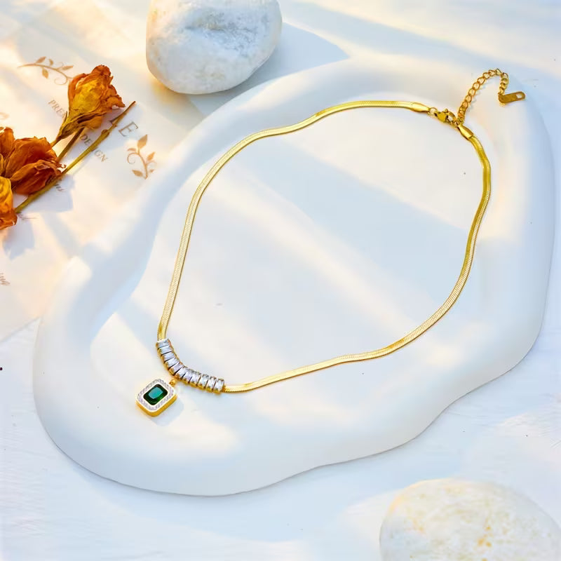 Elegante gouden hanger met smaragd prisma