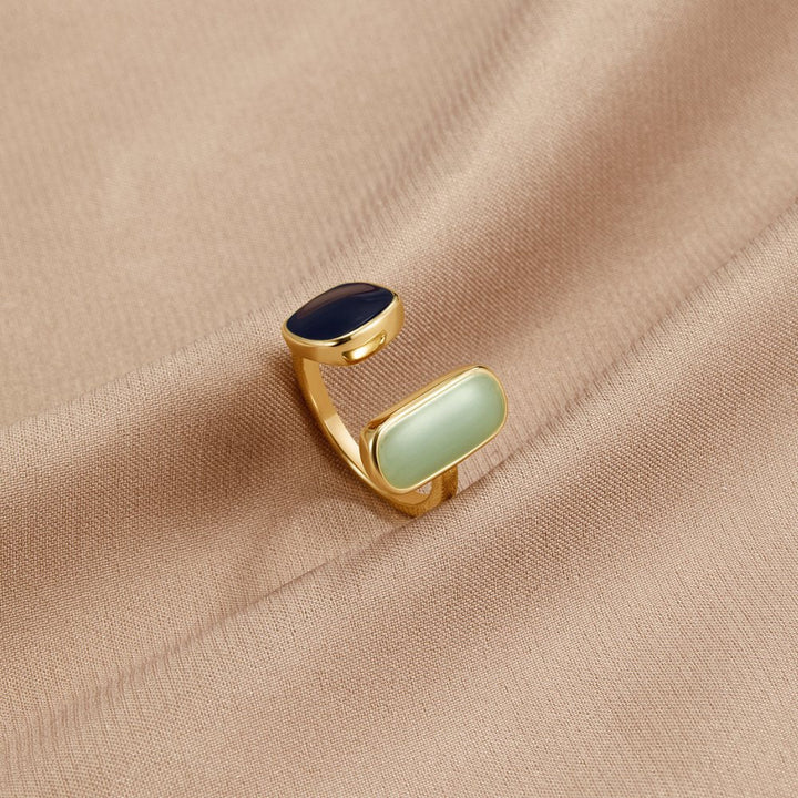Elegante zilveren wikkelring met subtiele schaduwdetails