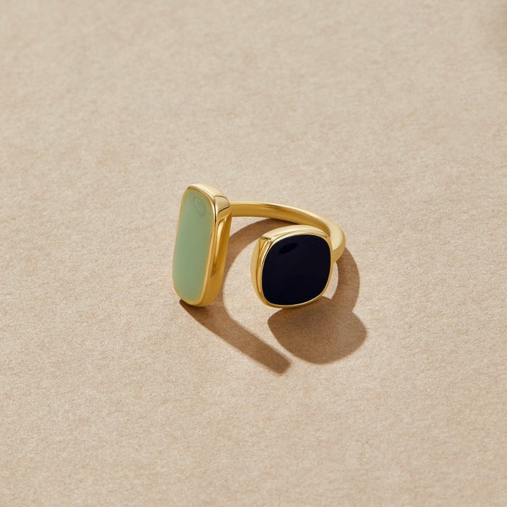 Elegante zilveren wikkelring met subtiele schaduwdetails