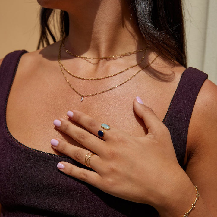 Elegante zilveren wikkelring met subtiele schaduwdetails