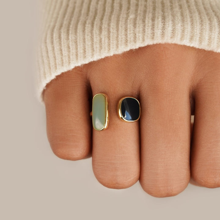 Elegante zilveren wikkelring met subtiele schaduwdetails