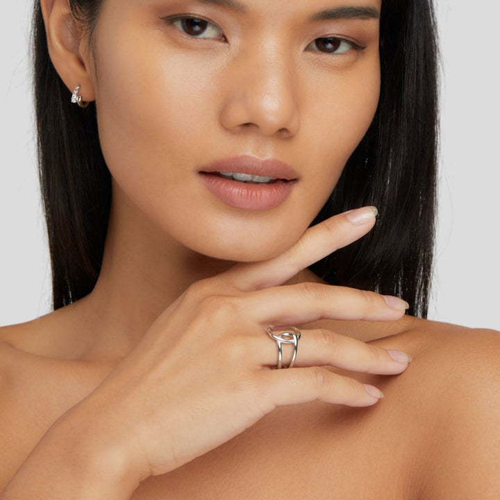 Elegante zilveren ring met subtiele zirkonia details