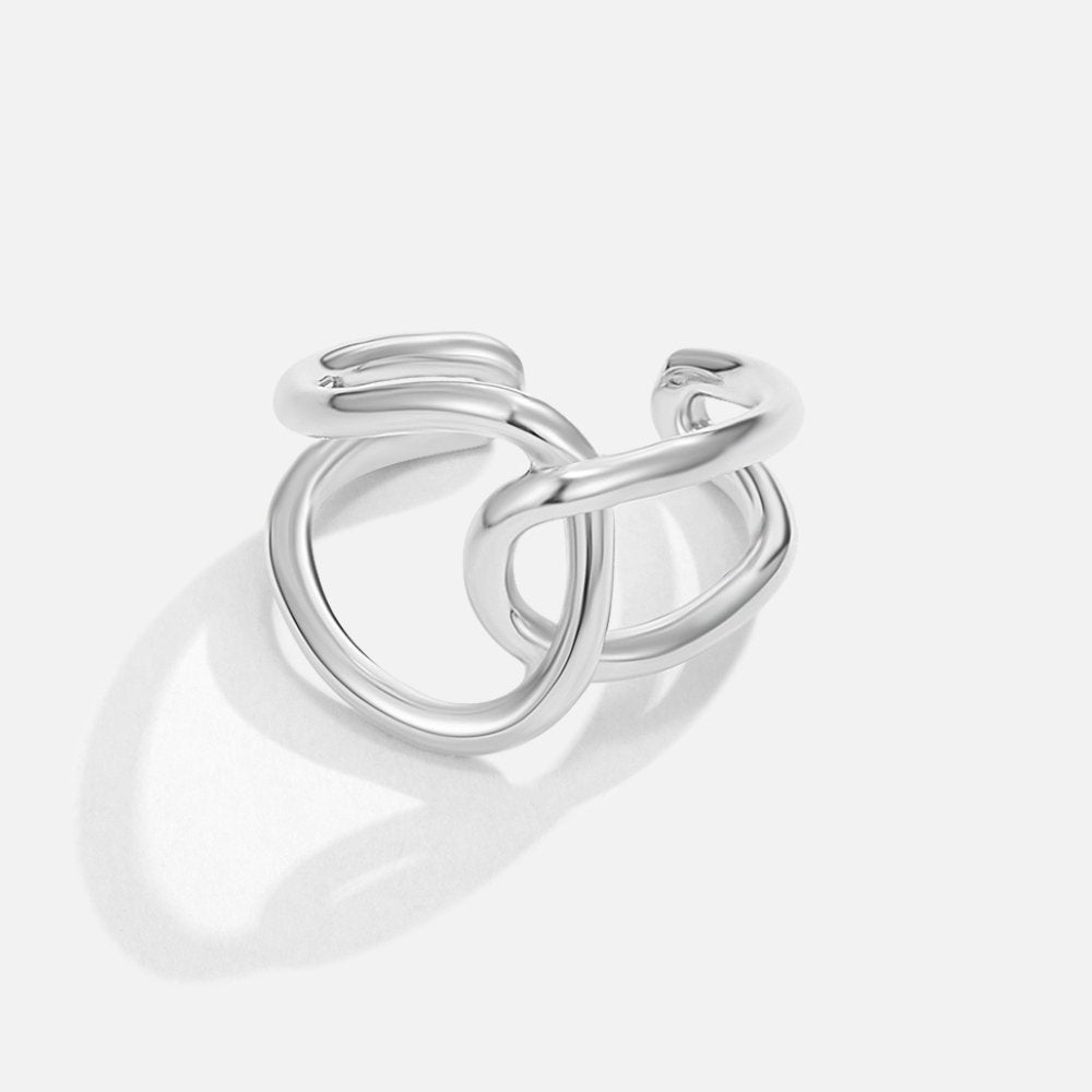 Elegante zilveren ring met subtiele zirkonia details