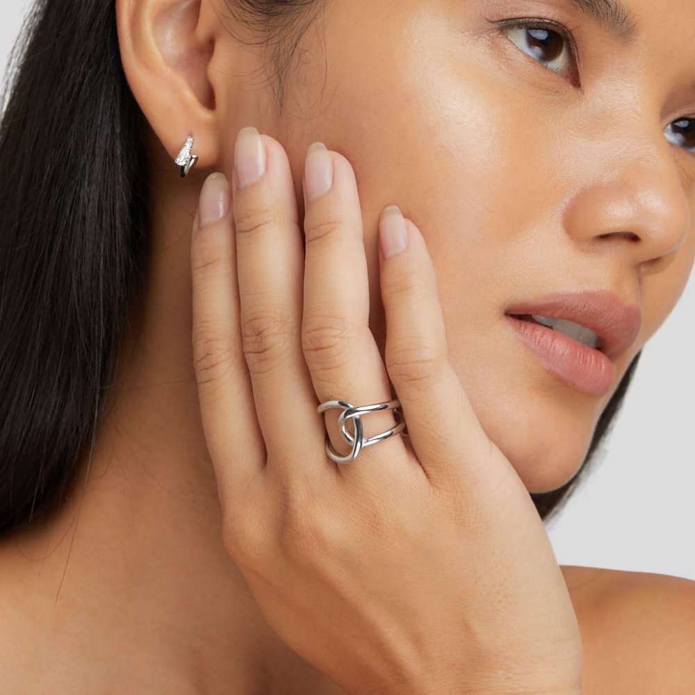 Elegante zilveren ring met subtiele zirkonia details