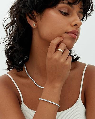 Elegante witgouden tennisarmband met verfijnde glans