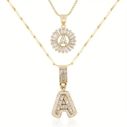 Elegante initialen ketting van wit goud met pave steentjes