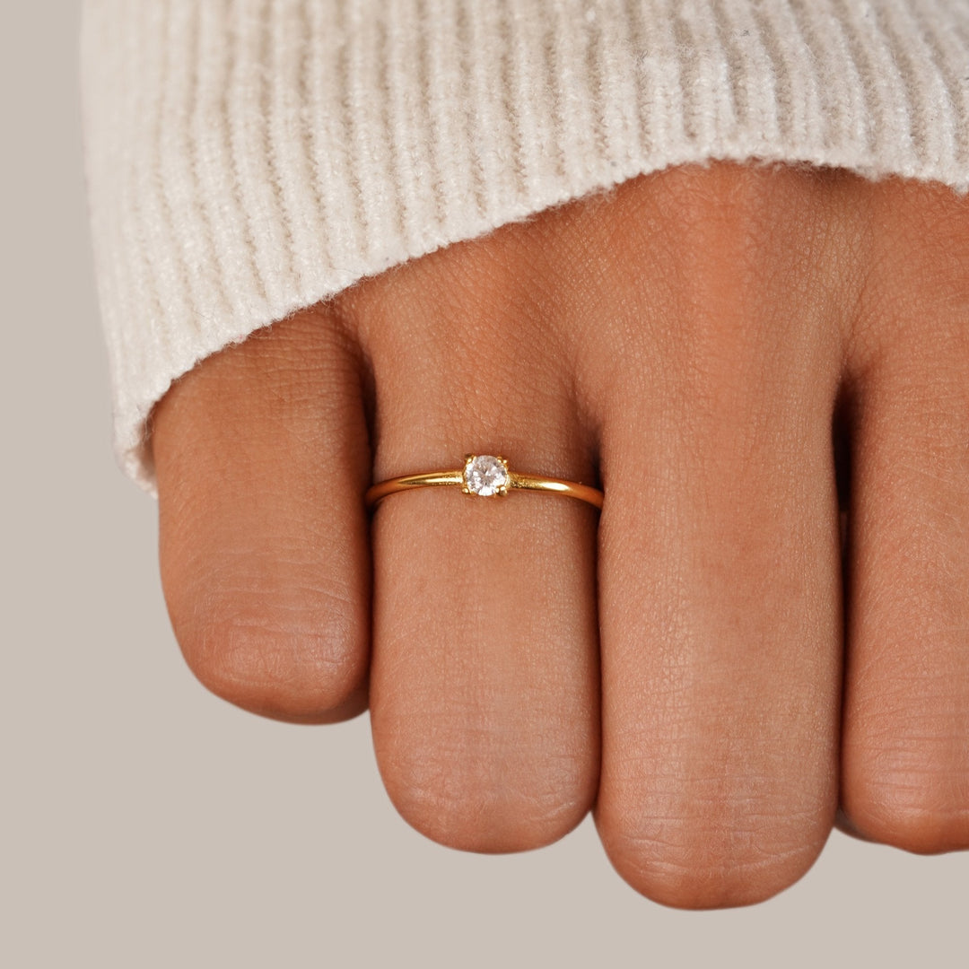 Zachte gouden ring met geboortesteen