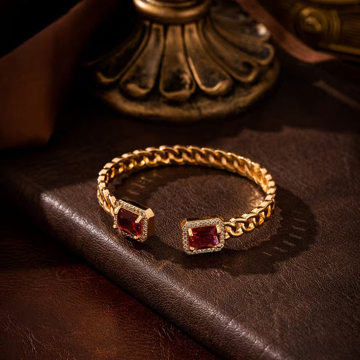 Elegante gouden armband met een subtiele robijnaccent