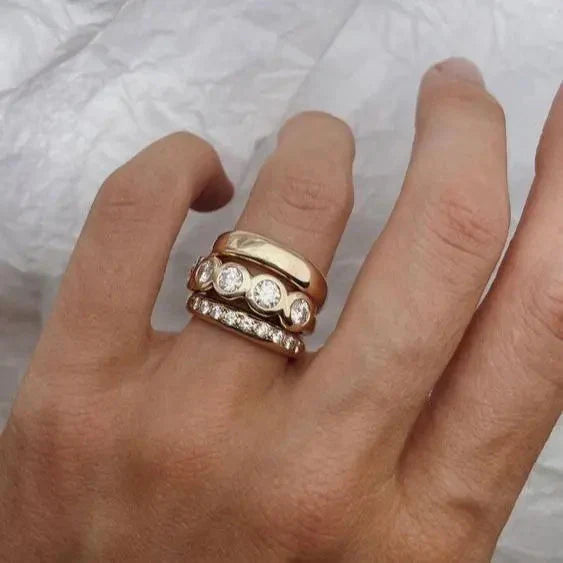 Gesmede gouden ringen met briljanten accenten
