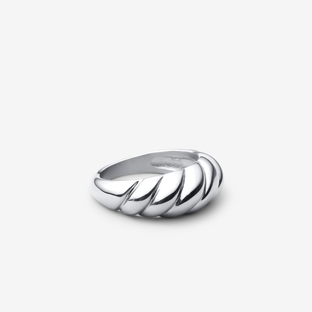 Elegante witgouden ring met verfijnde golven