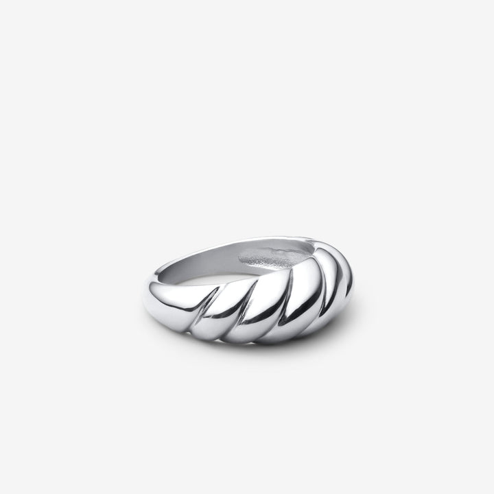 Elegante witgouden ring met verfijnde golven